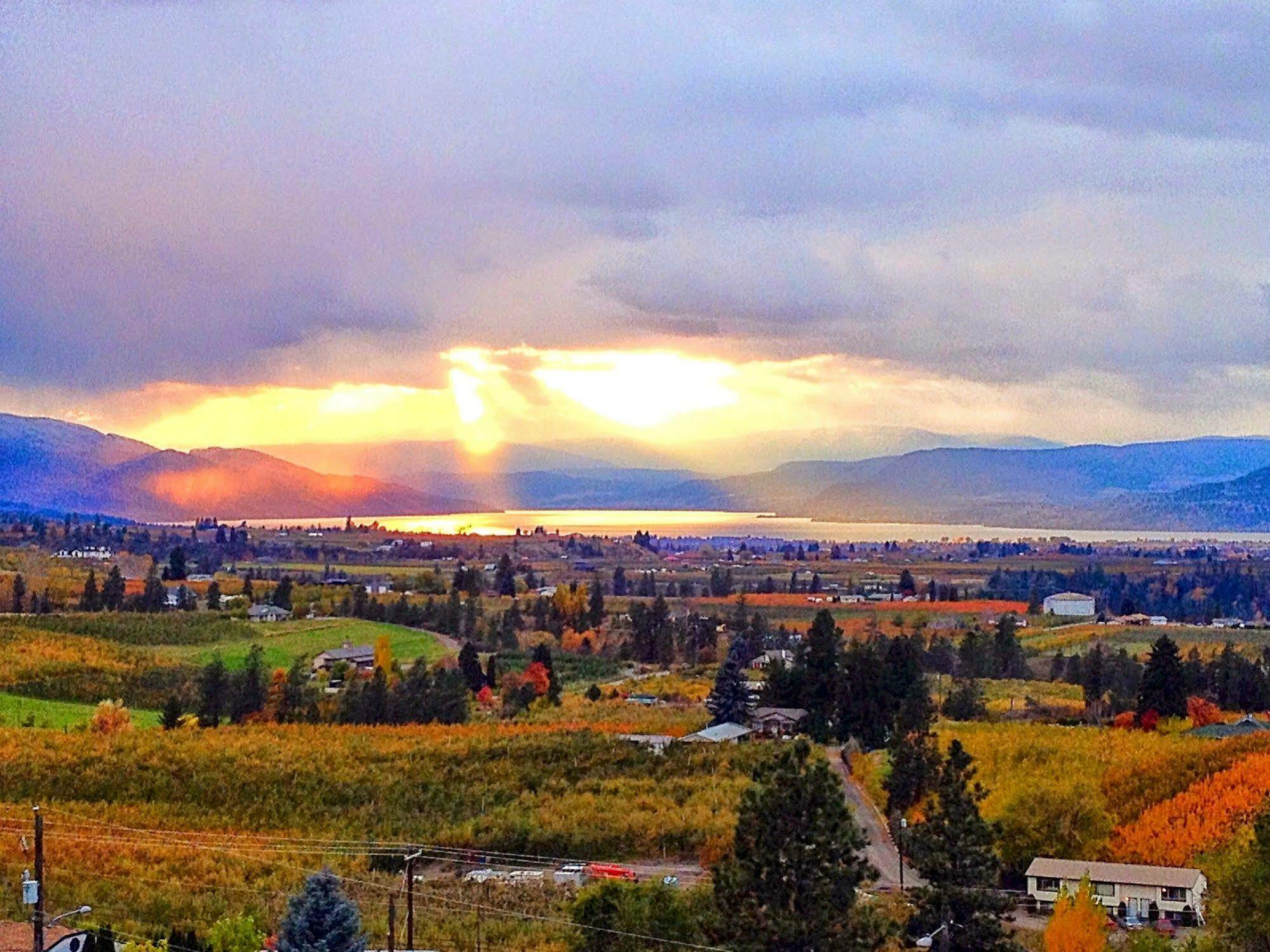 Acker Vacation Rentals Kelowna Buitenkant foto