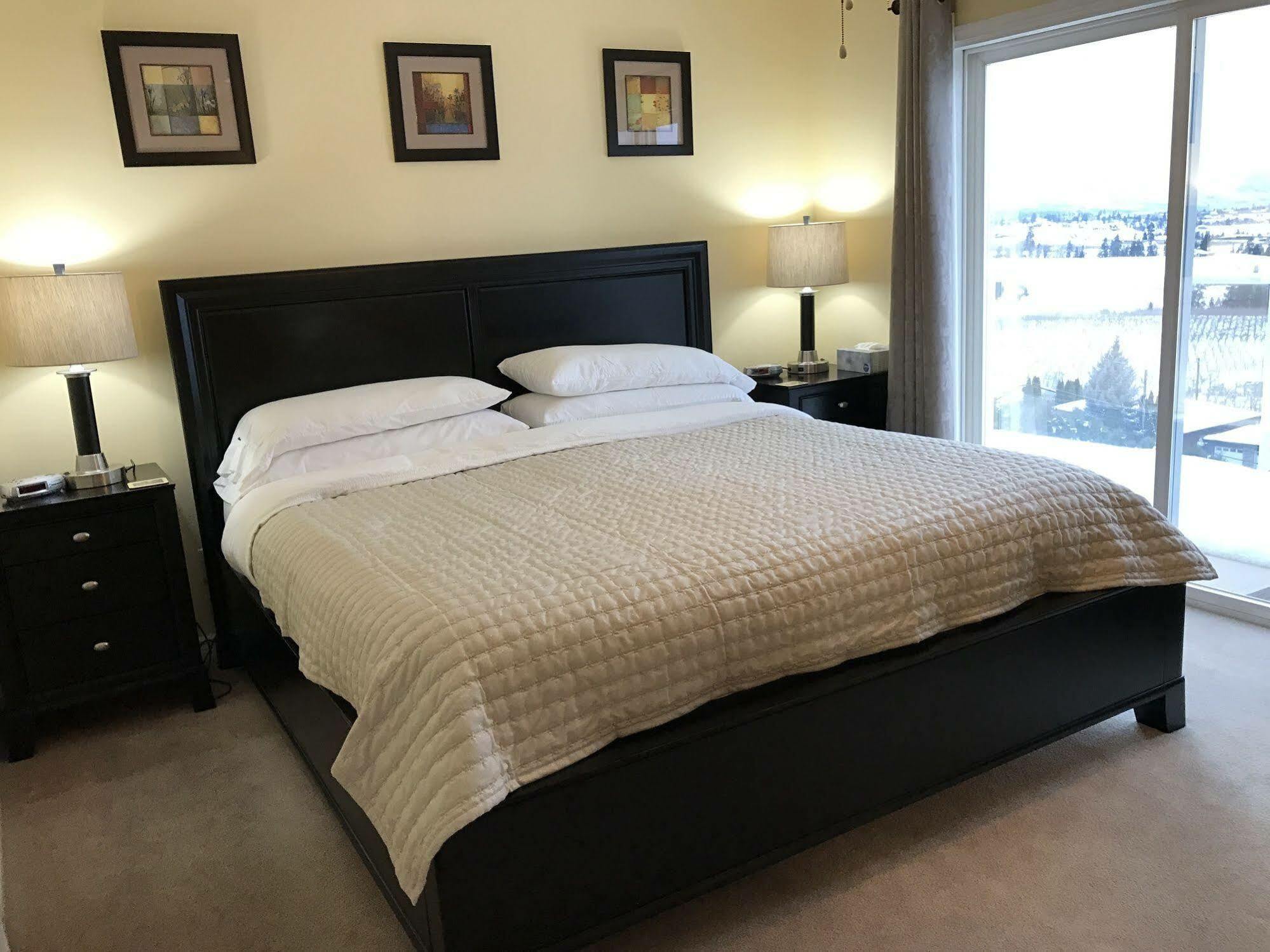 Acker Vacation Rentals Kelowna Buitenkant foto