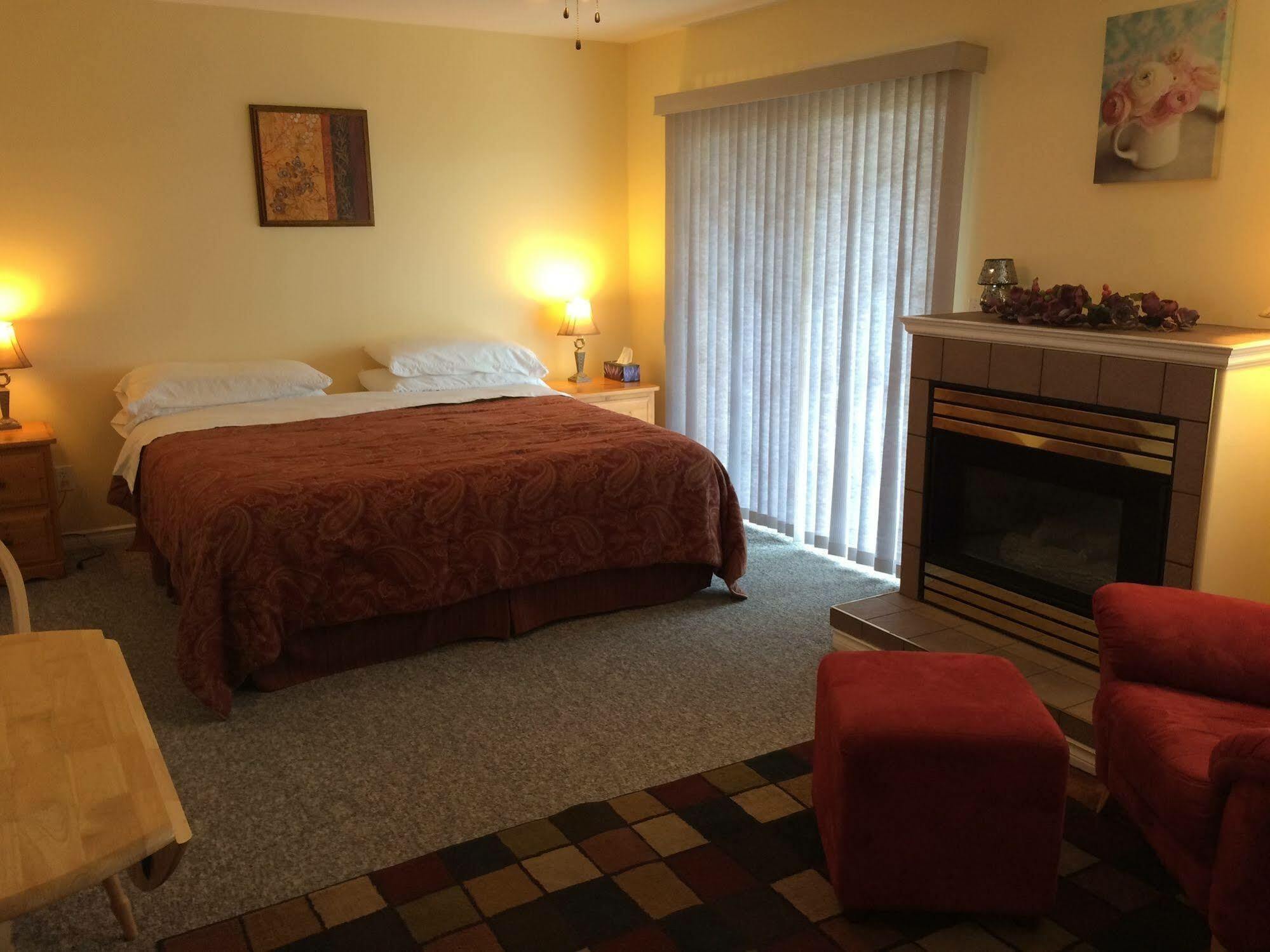 Acker Vacation Rentals Kelowna Buitenkant foto